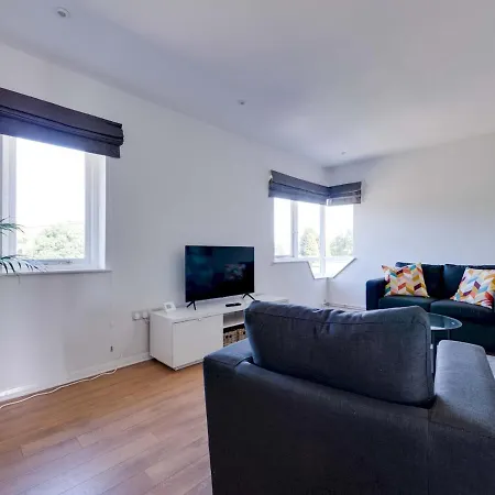 Pass The Keys Lovely 3 Bedroom Property Golf Club And Parking Manchester Exterior photo