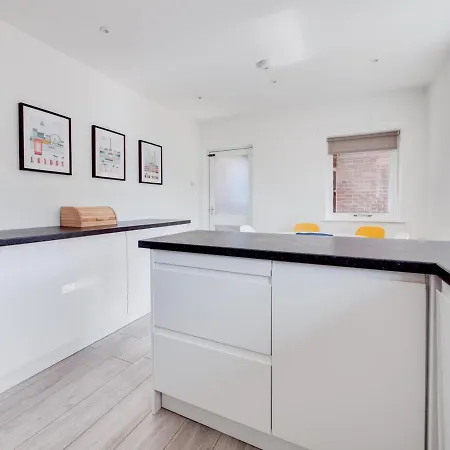 Pass The Keys Lovely 3 Bedroom Property Golf Club And Parking Manchester Exterior photo