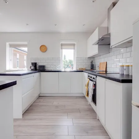 Pass The Keys Lovely 3 Bedroom Property Golf Club And Parking Manchester Exterior photo