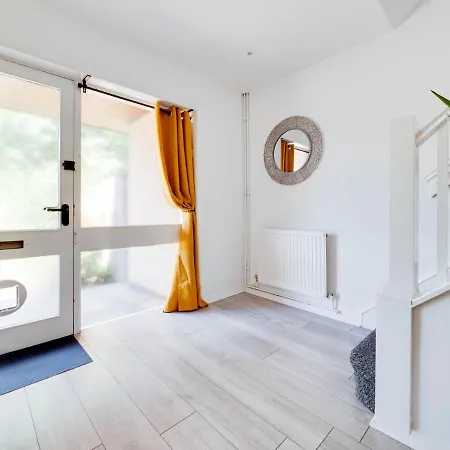 Pass The Keys Lovely 3 Bedroom Property Golf Club And Parking Manchester Exterior photo